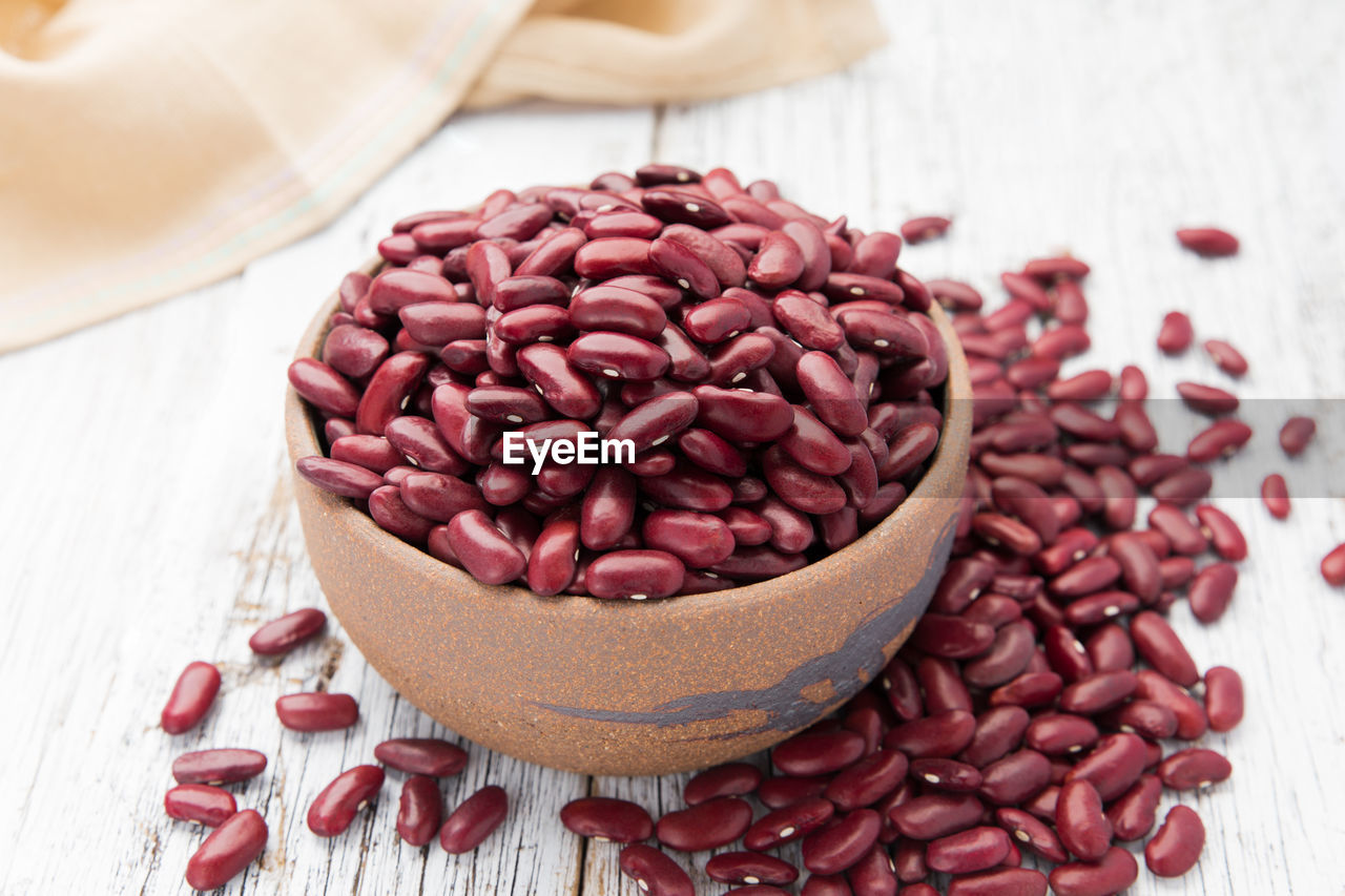 Close-up of kidney beans in bowl on table