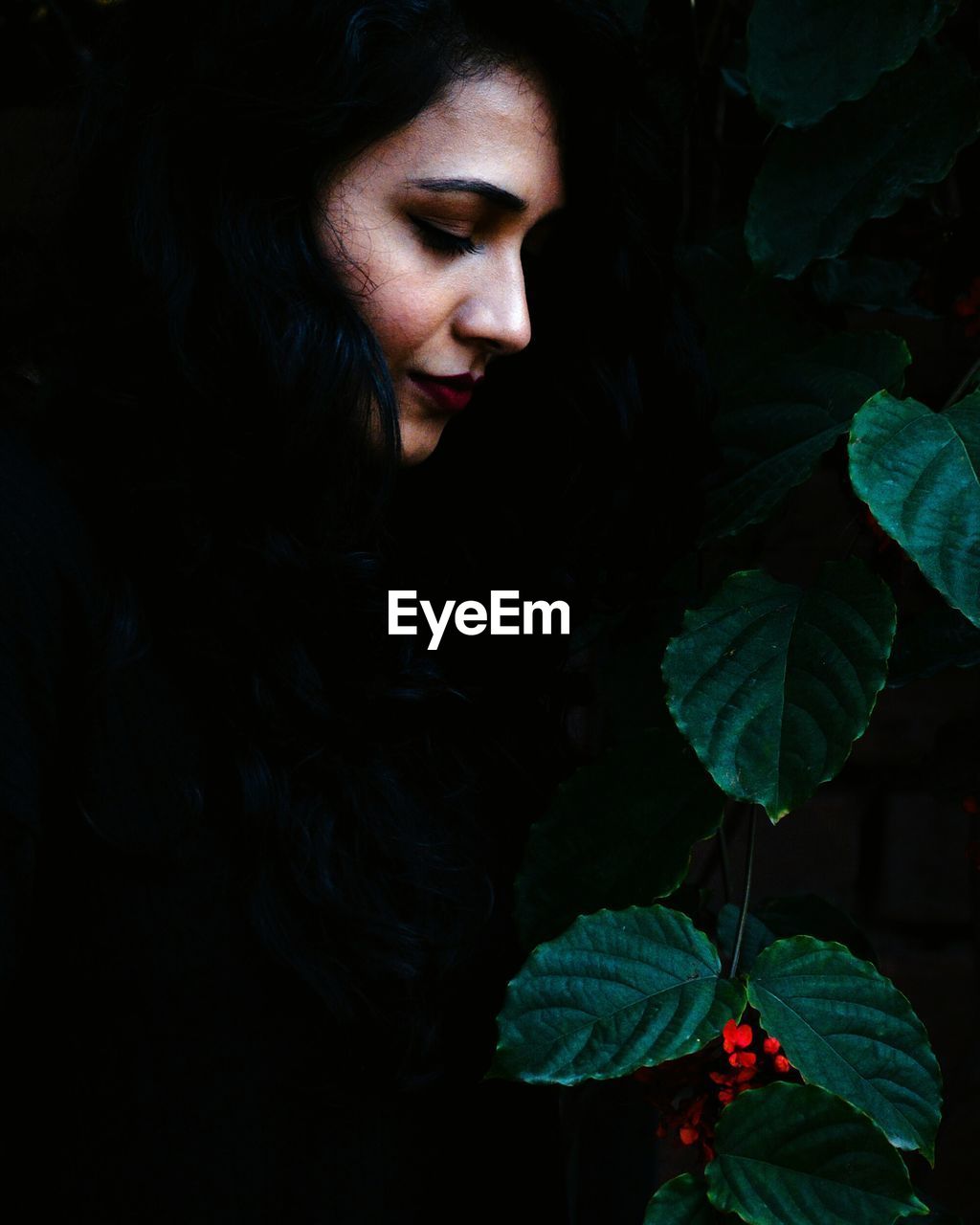 CLOSE-UP PORTRAIT OF YOUNG WOMAN WITH BLACK EYES