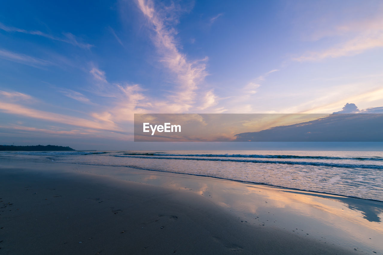 Beautiful cloudy on sunrise at khanom beach, nakhon si thammarat, south thailand, 