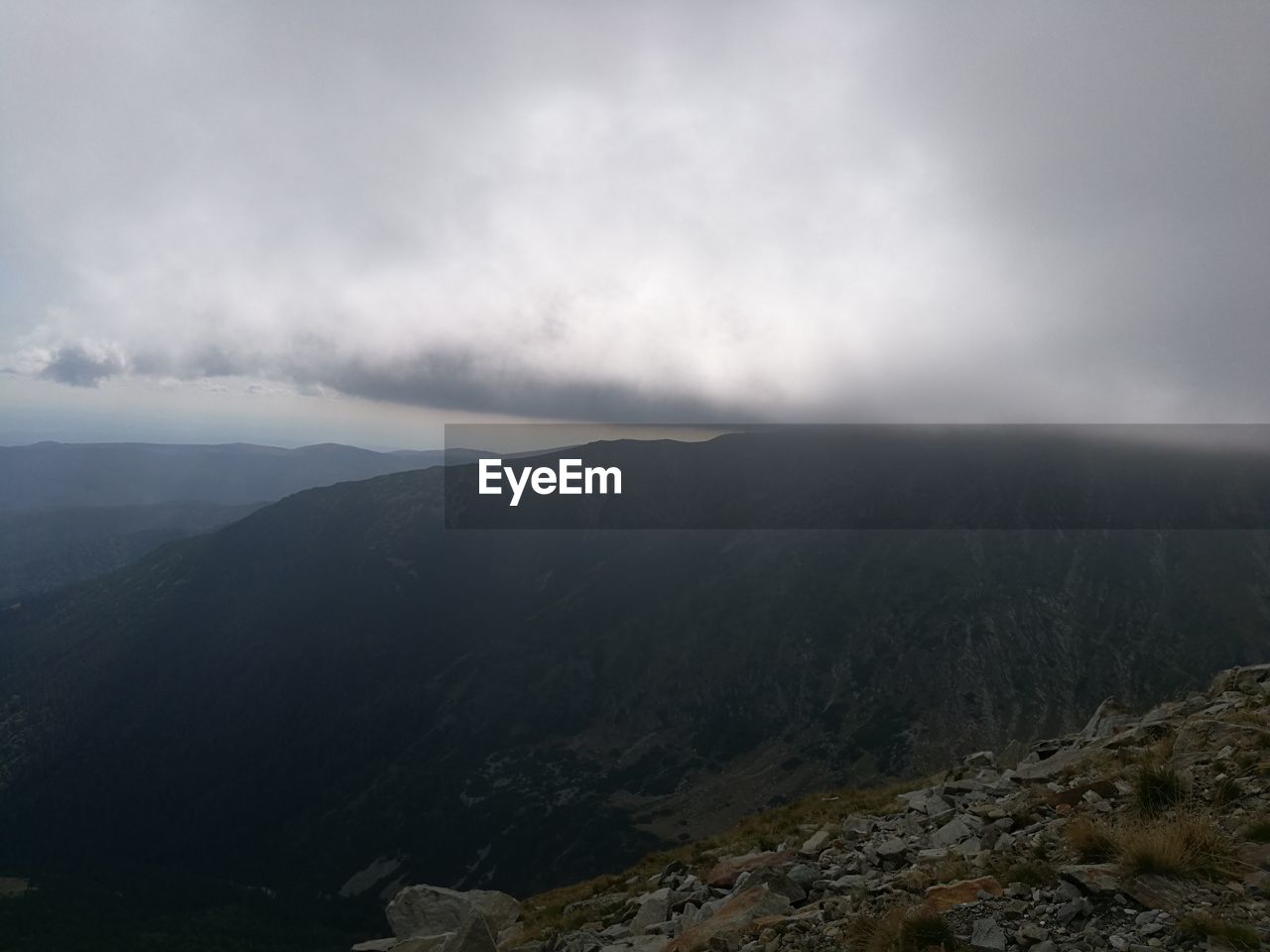 IDYLLIC SHOT OF MOUNTAIN RANGE AGAINST SKY