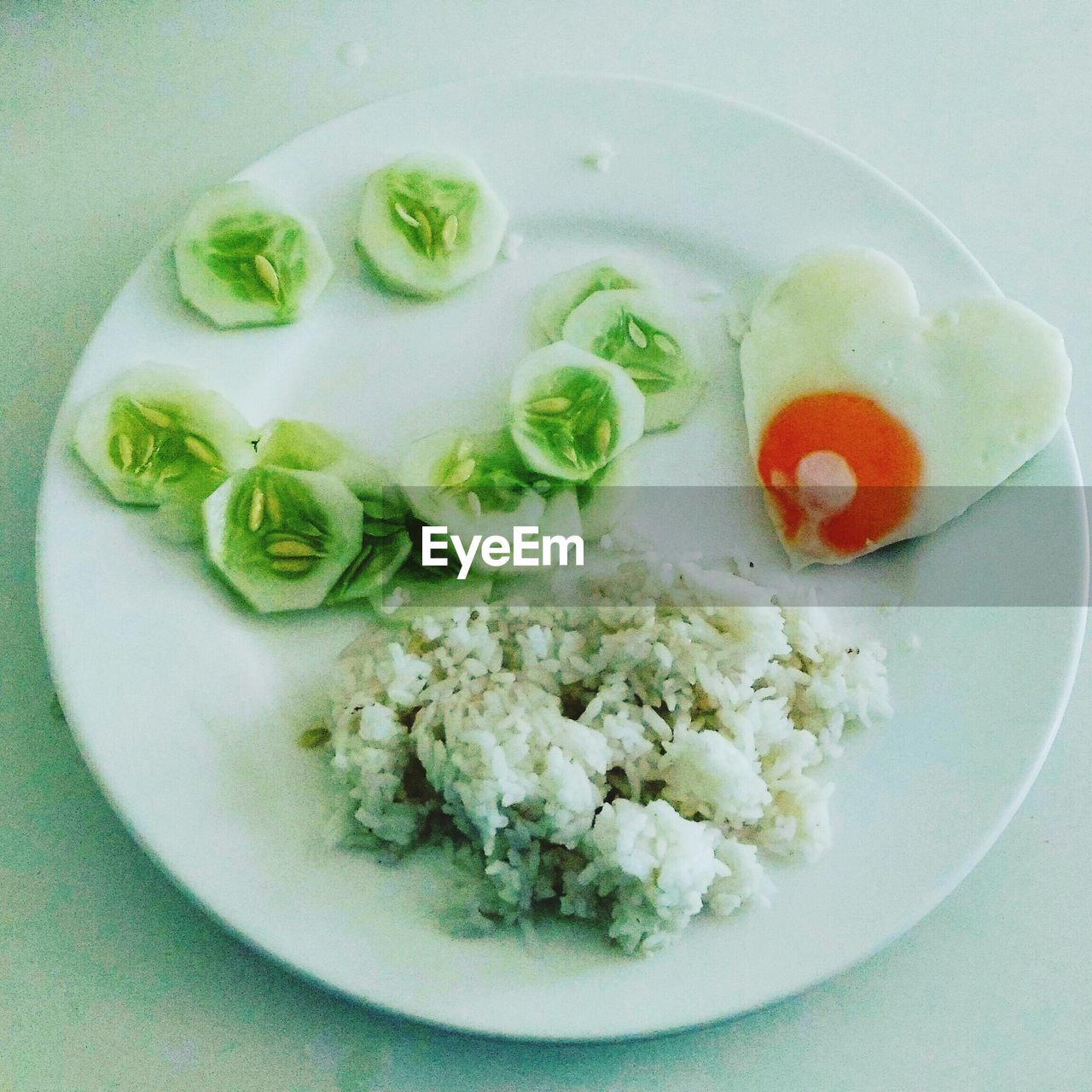 HIGH ANGLE VIEW OF FOOD IN PLATE