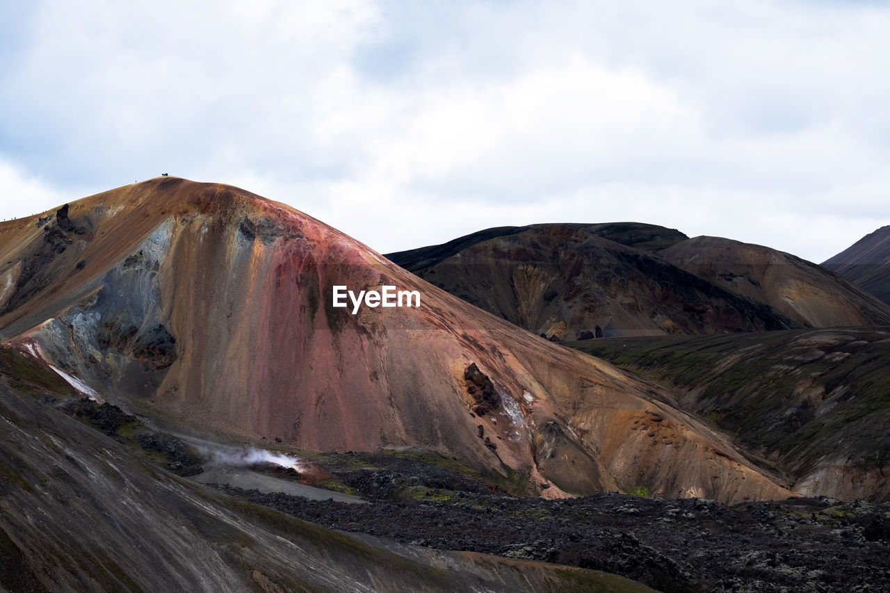 PANORAMIC VIEW OF VOLCANIC MOUNTAIN AGAINST SKY