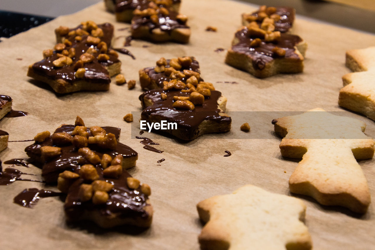 HIGH ANGLE VIEW OF COOKIES IN CONTAINER ON TABLE