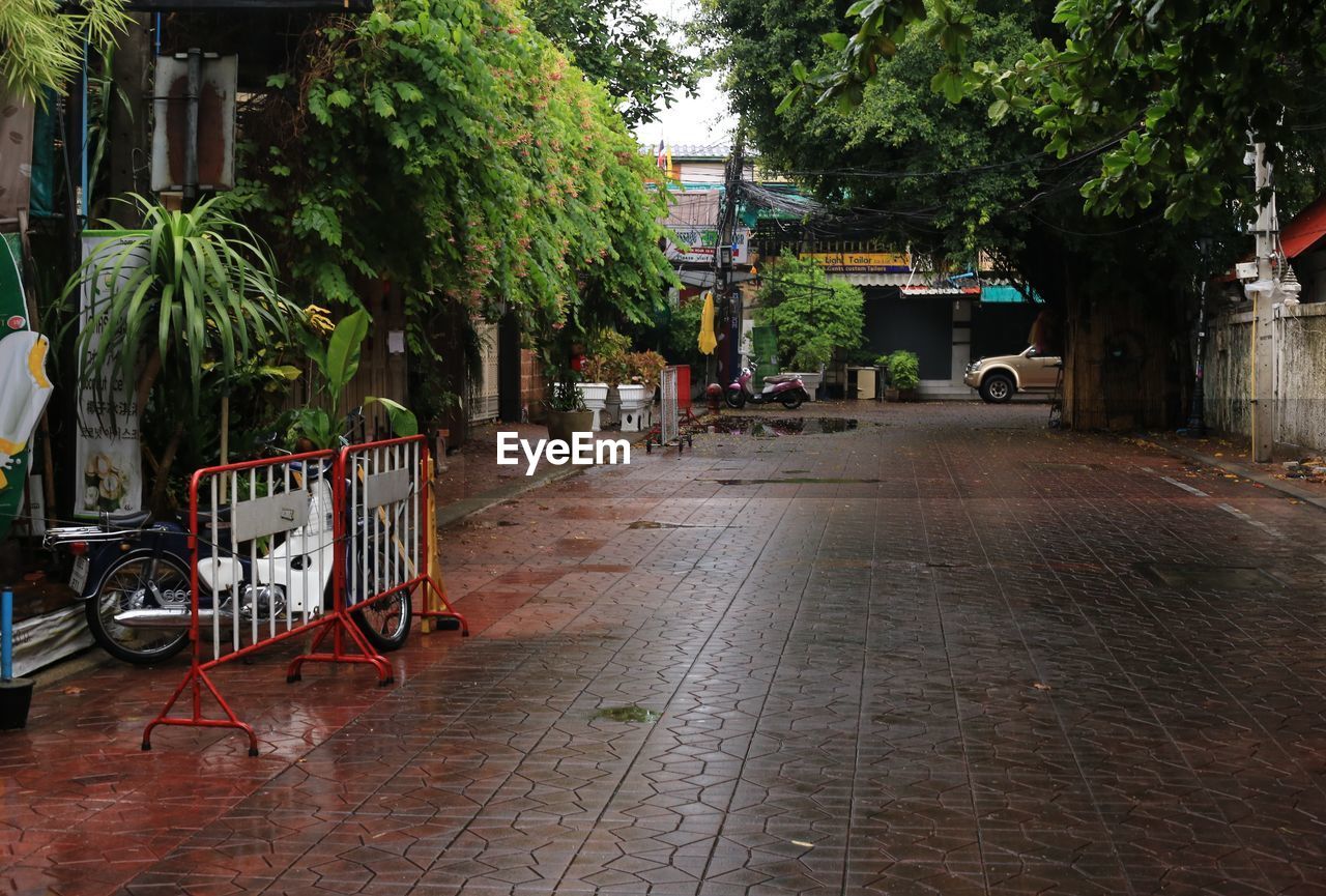 EMPTY ALLEY IN CITY