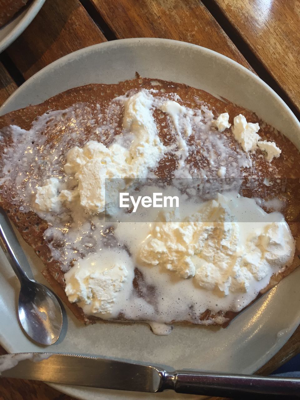 CLOSE-UP OF ICE CREAM IN PLATE