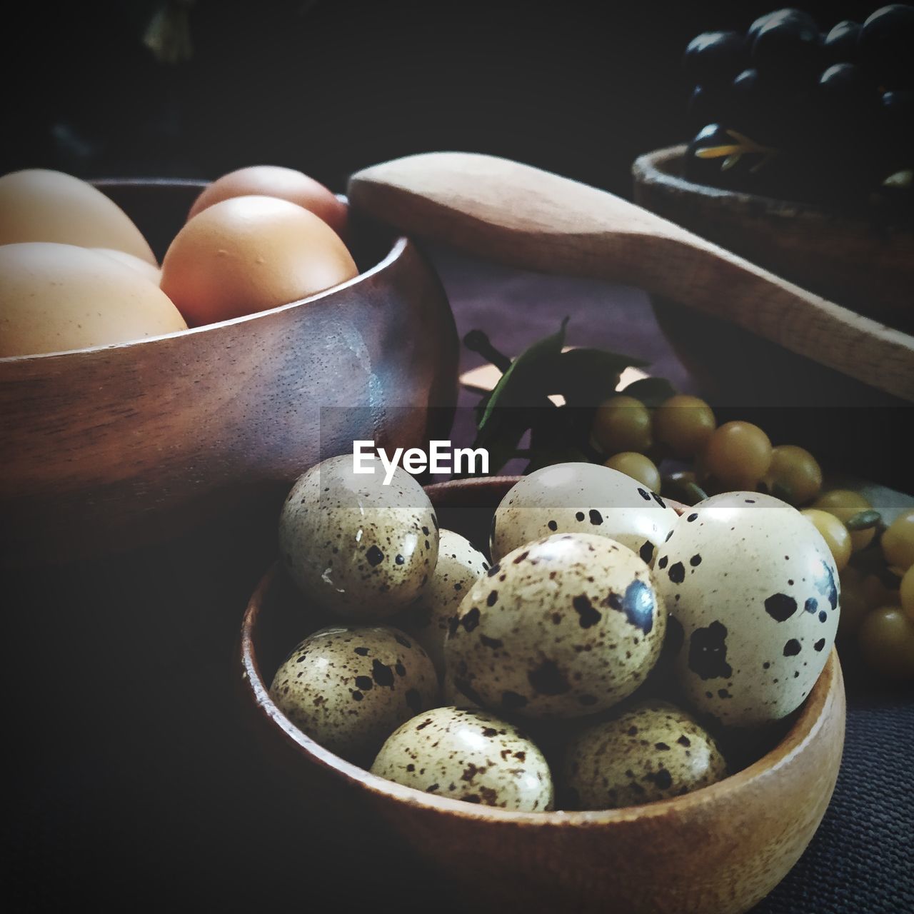 CLOSE-UP OF FRUIT IN BASKET