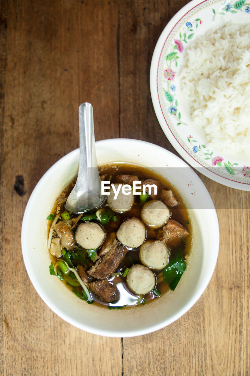 DIRECTLY ABOVE SHOT OF FOOD IN BOWL