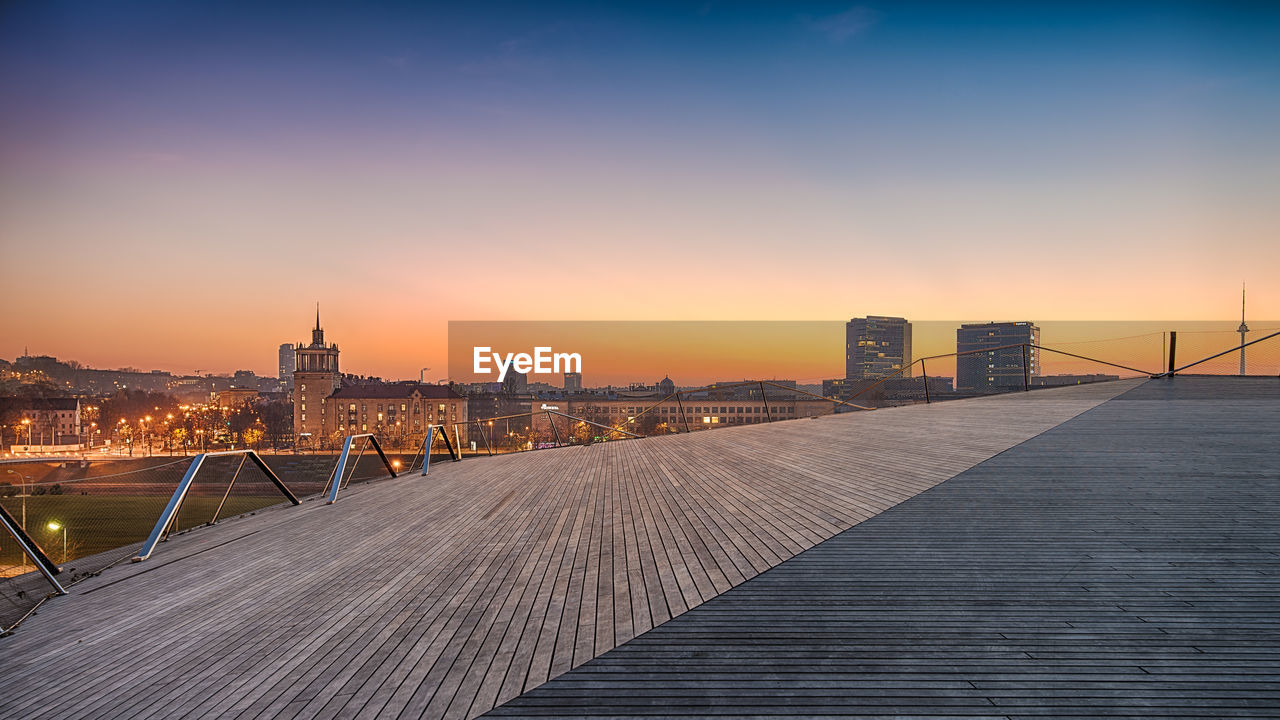 VIEW OF BRIDGE AND BUILDINGS AGAINST SKY