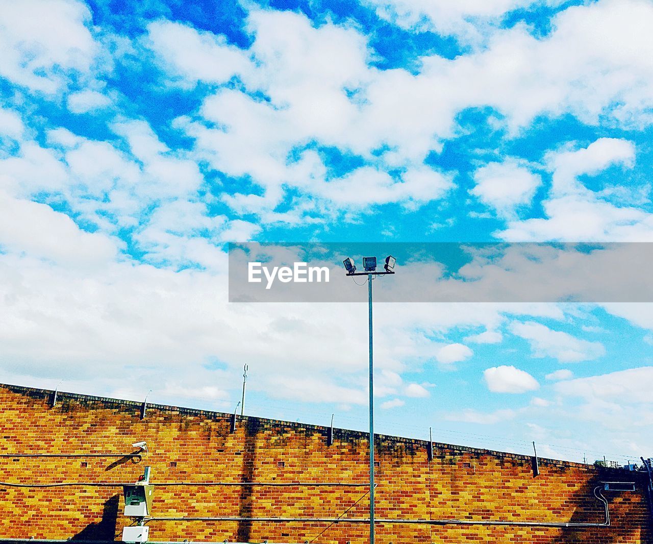 LOW ANGLE VIEW OF BUILDINGS AGAINST SKY