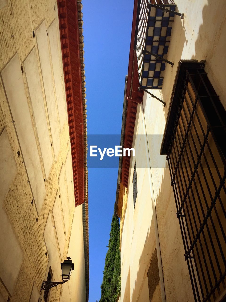 LOW ANGLE VIEW OF BUILDINGS AGAINST SKY