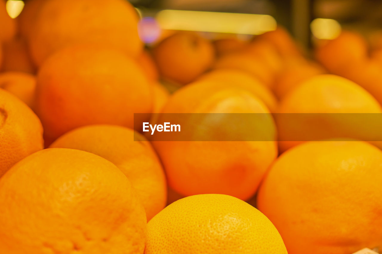 Blurred background of shelf with oranges, background and splash idea 