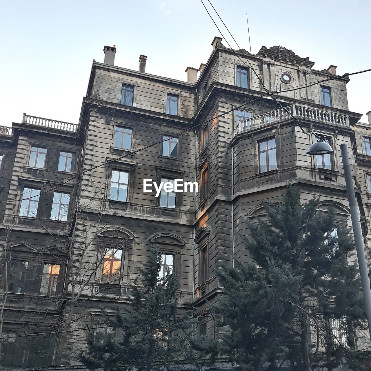 LOW ANGLE VIEW OF BUILDING AGAINST THE SKY