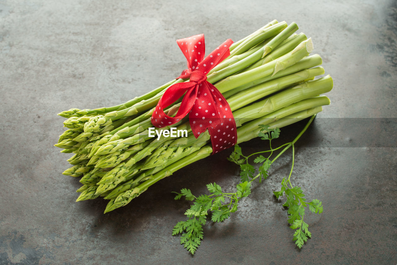 HIGH ANGLE VIEW OF TOMATOES ON LEAF