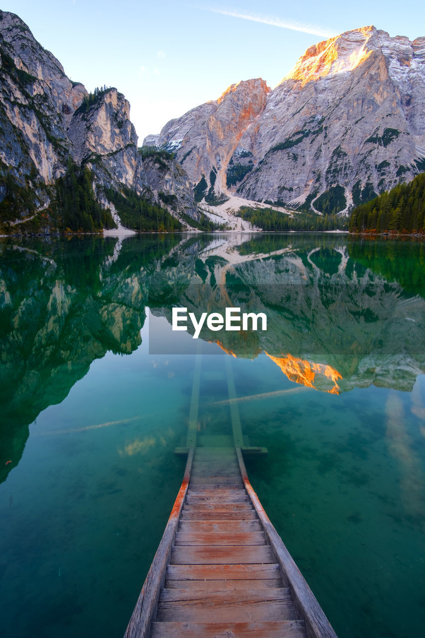 SCENIC VIEW OF LAKE BY SNOWCAPPED MOUNTAINS AGAINST SKY