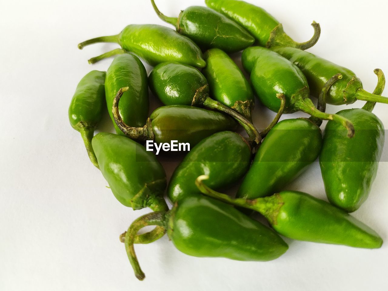 CLOSE-UP OF GREEN CHILI PEPPERS