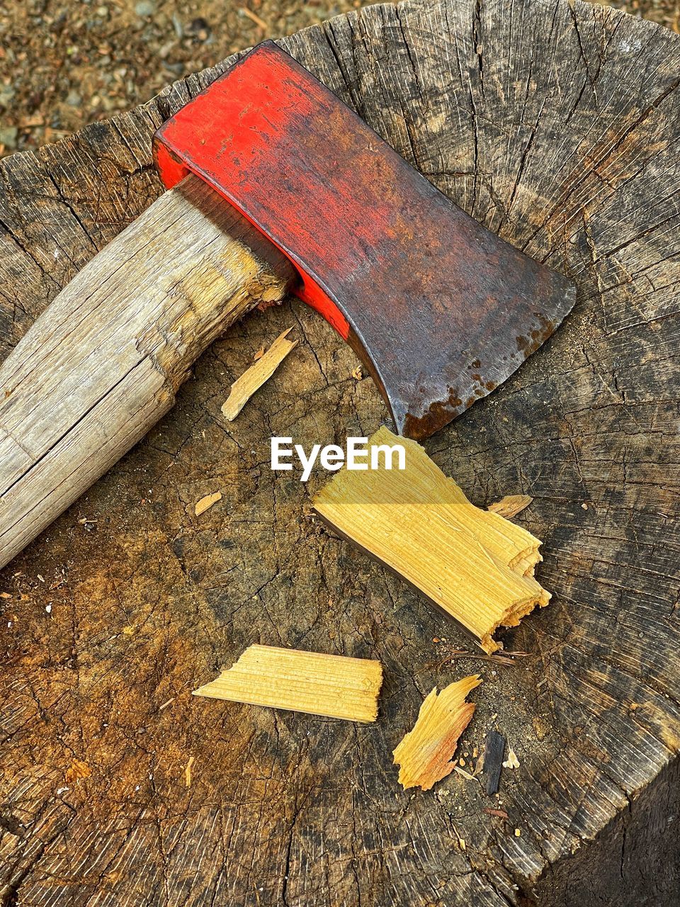 wood, tool, high angle view, no people, weapon, work tool, still life, leaf, axe, close-up, tree, day, hand tool, tree stump, outdoors, timber, knife