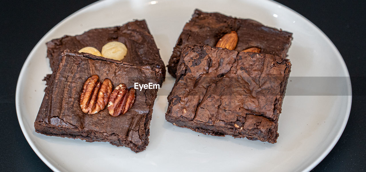 HIGH ANGLE VIEW OF DESSERT IN PLATE