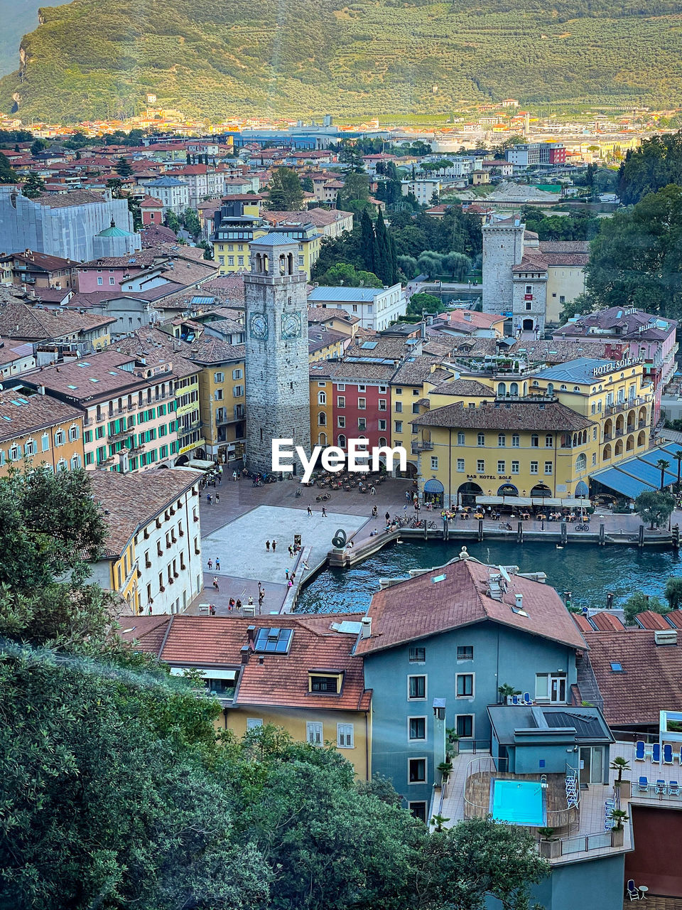 HIGH ANGLE VIEW OF TOWNSCAPE AND HOUSES IN CITY