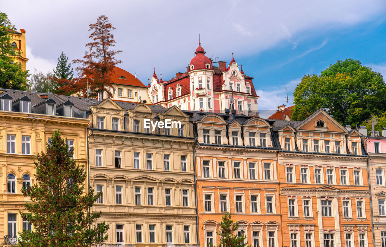 LOW ANGLE VIEW OF BUILDINGS IN CITY