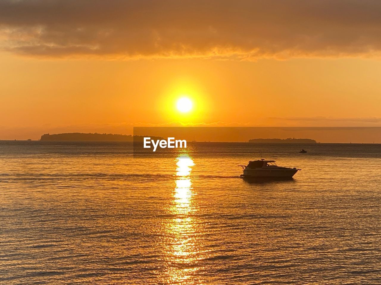 SCENIC VIEW OF SEA AGAINST SKY AT SUNSET