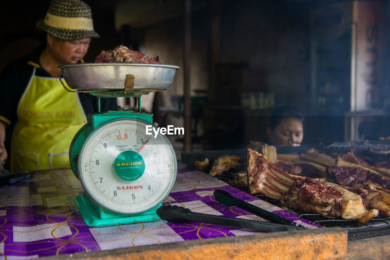 HIGH ANGLE VIEW OF MAN PREPARING FOOD