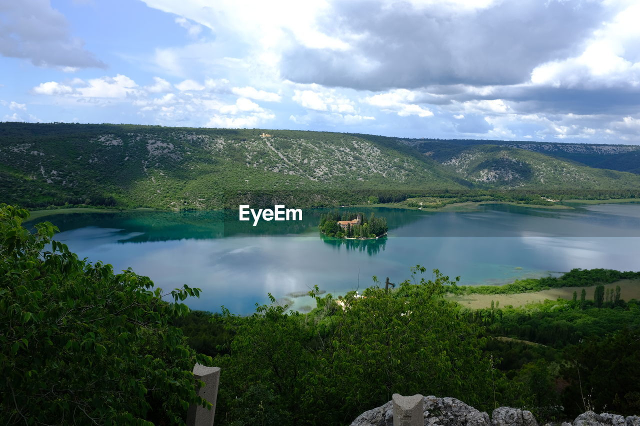 SCENIC VIEW OF LAKE AND TREES AGAINST SKY