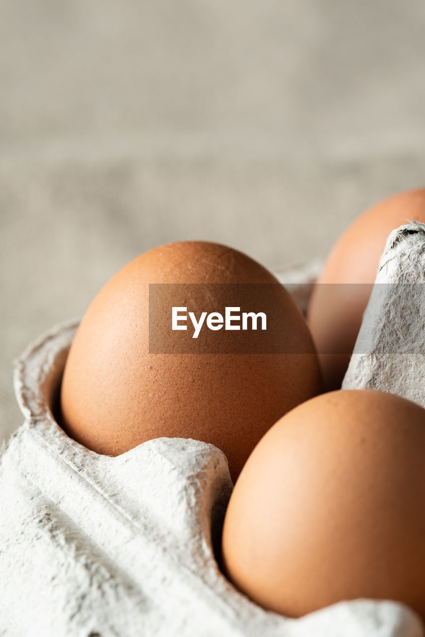 CLOSE-UP OF EGGS IN TRAY