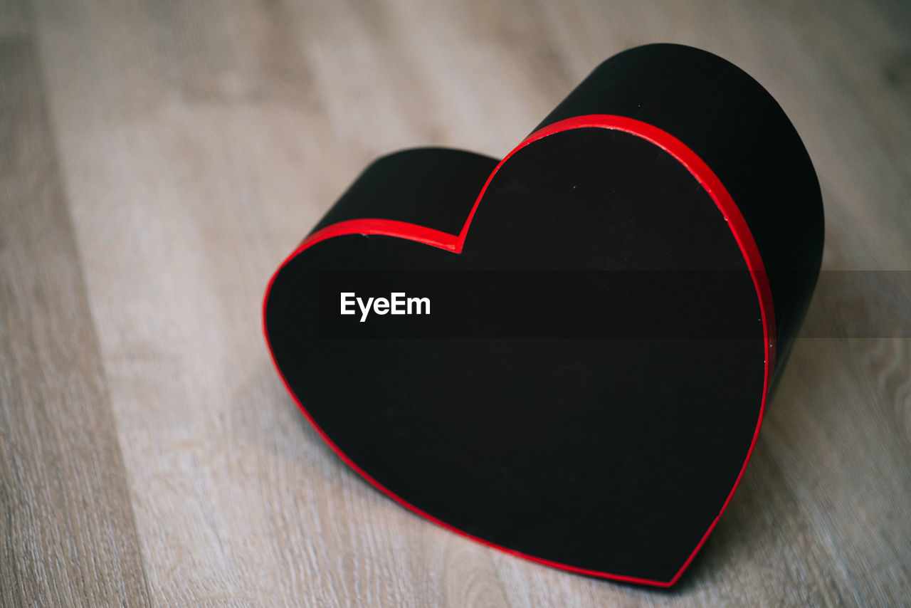 HIGH ANGLE VIEW OF HEART SHAPE ON BLACK TABLE