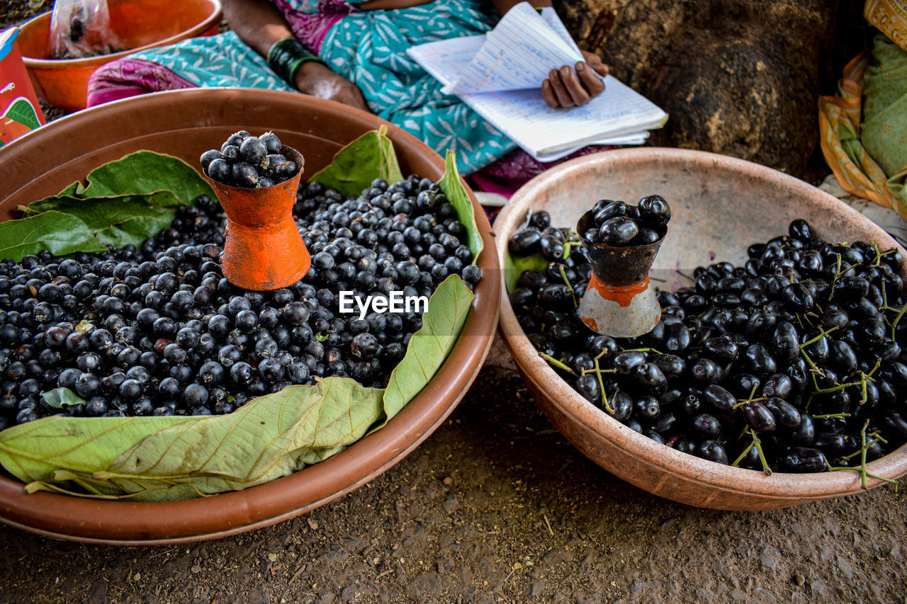 VARIOUS FRUITS IN BOWL ON TABLE