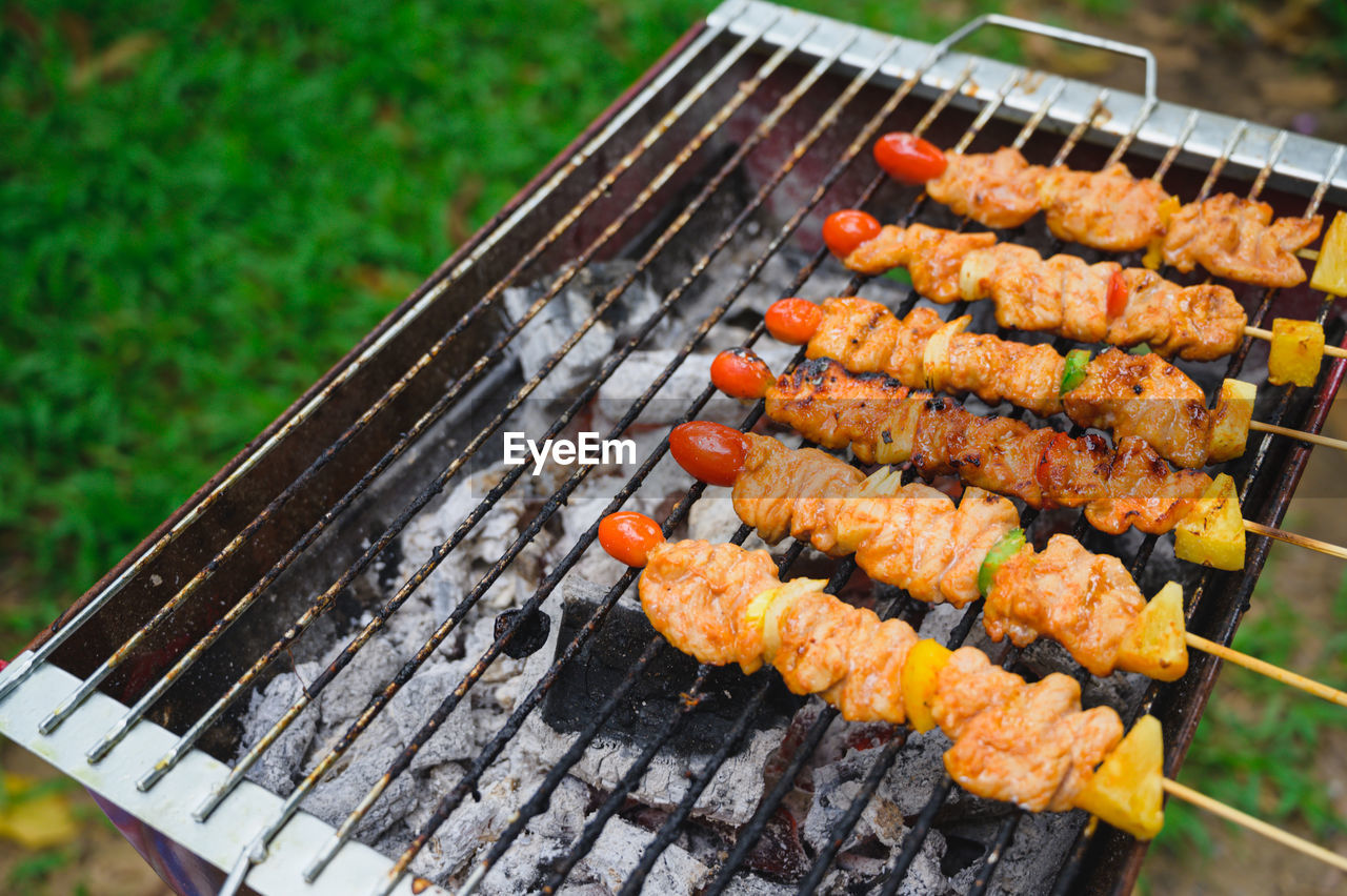 CLOSE-UP OF MEAT ON BARBECUE GRILL