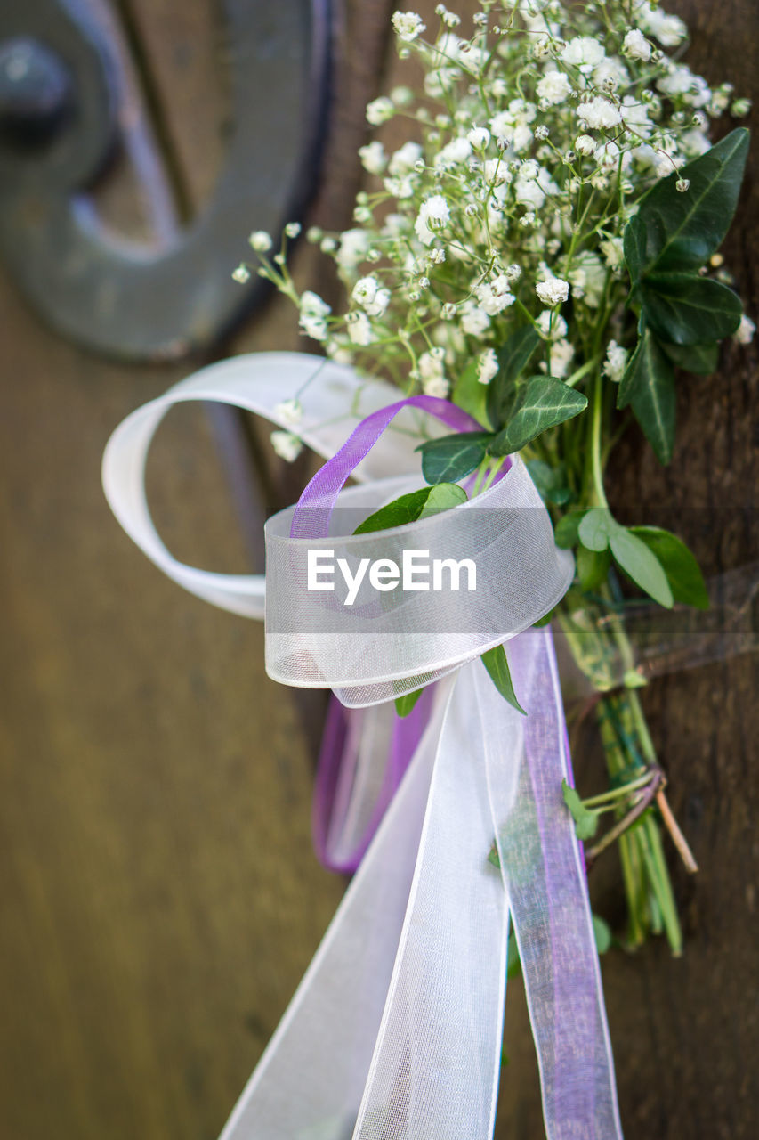 CLOSE-UP OF WHITE FLOWER BOUQUET