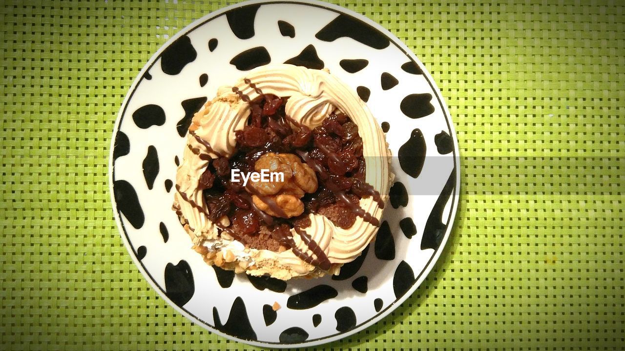 DIRECTLY ABOVE SHOT OF CHOCOLATE CAKE ON PLATE