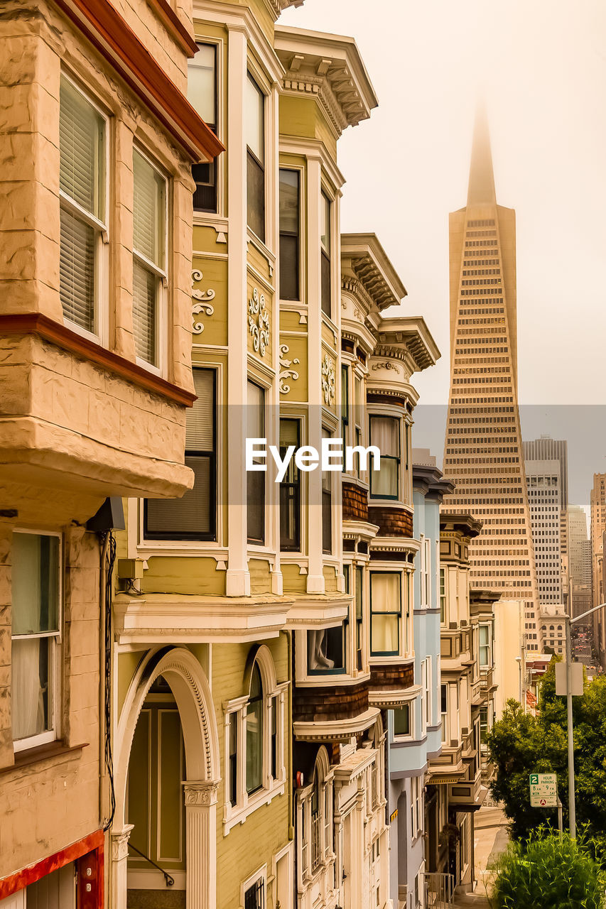 LOW ANGLE VIEW OF BUILDINGS AGAINST SKY