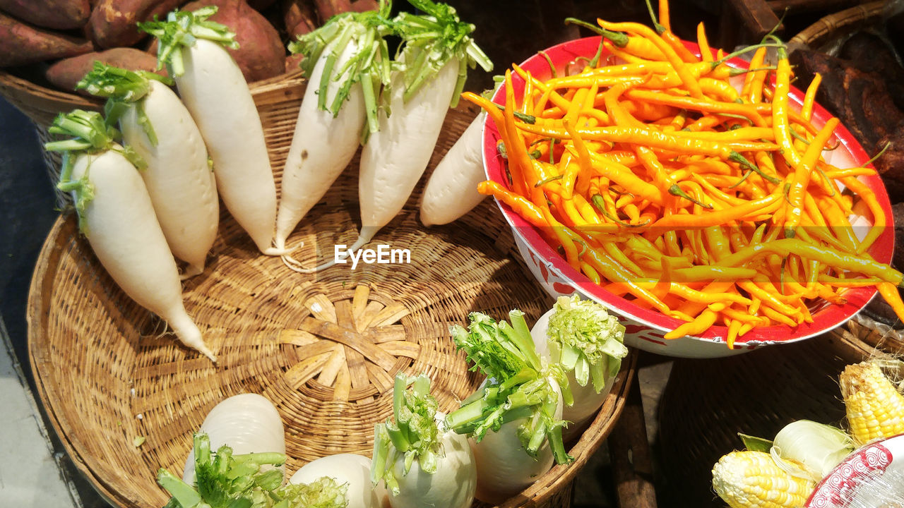 HIGH ANGLE VIEW OF VARIOUS VEGETABLES IN BASKET