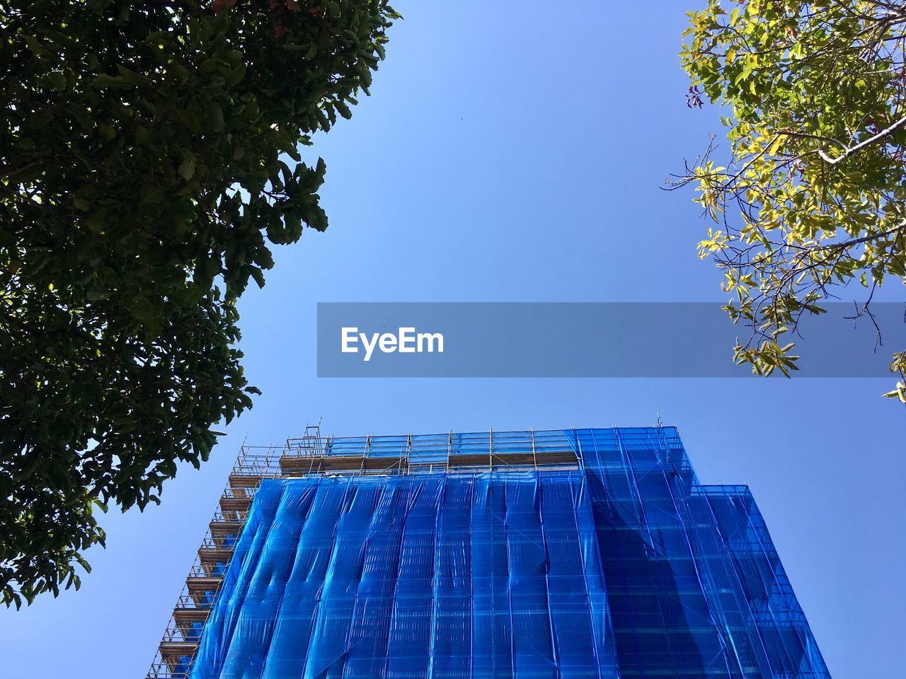 LOW ANGLE VIEW OF MODERN BUILDING AGAINST SKY