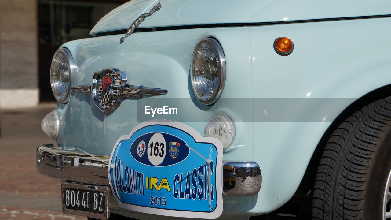 CLOSE-UP OF VINTAGE CAR ON VEHICLE