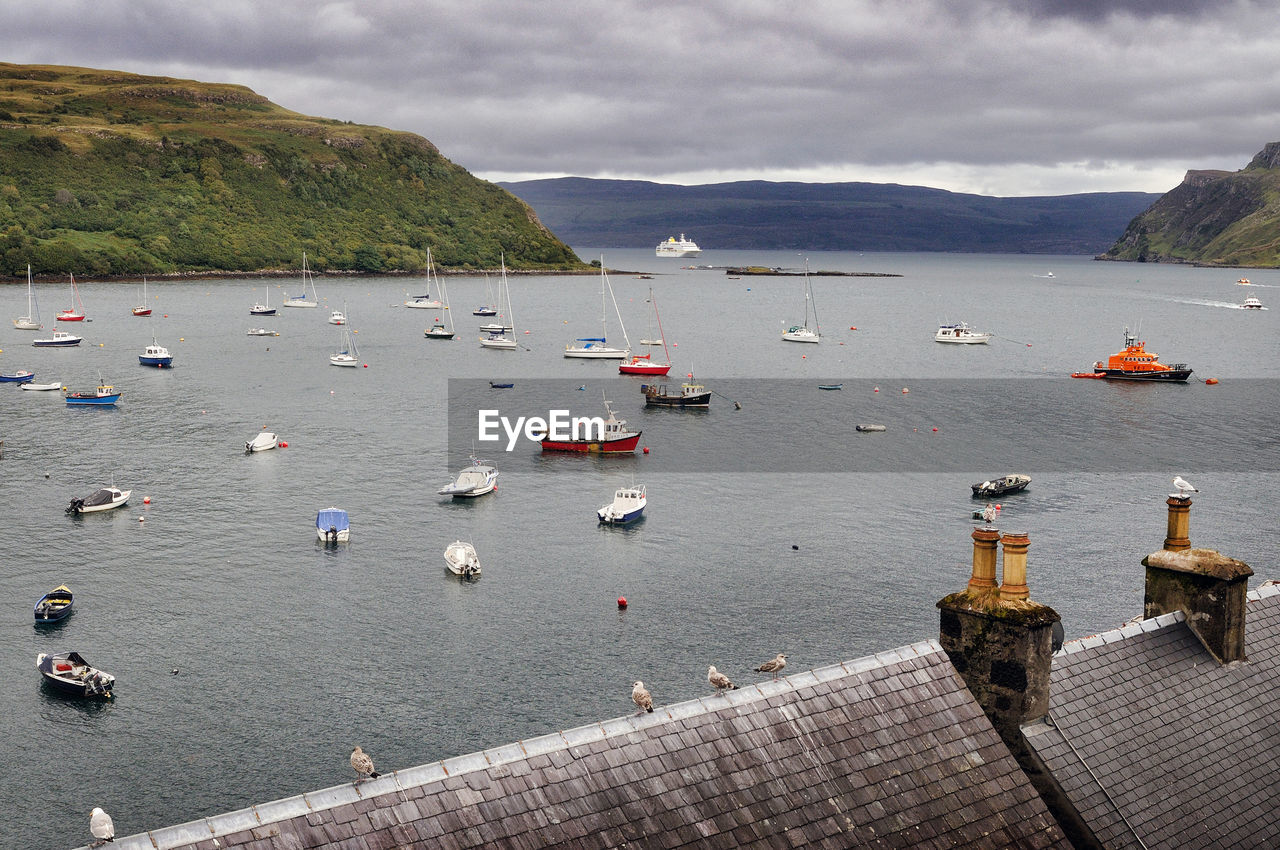 HIGH ANGLE VIEW OF BOATS IN SEA