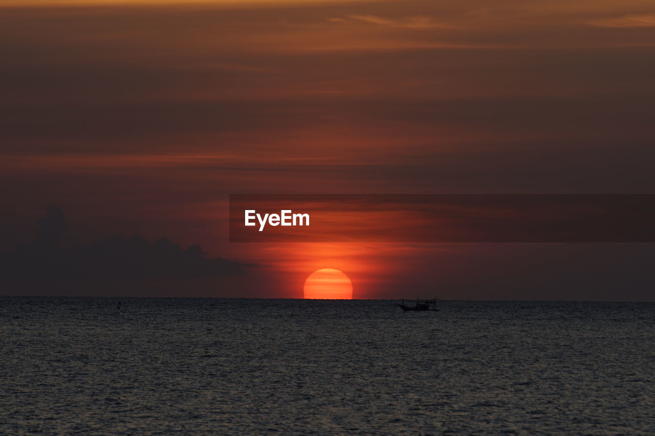 SCENIC VIEW OF SEA AGAINST SKY AT SUNSET