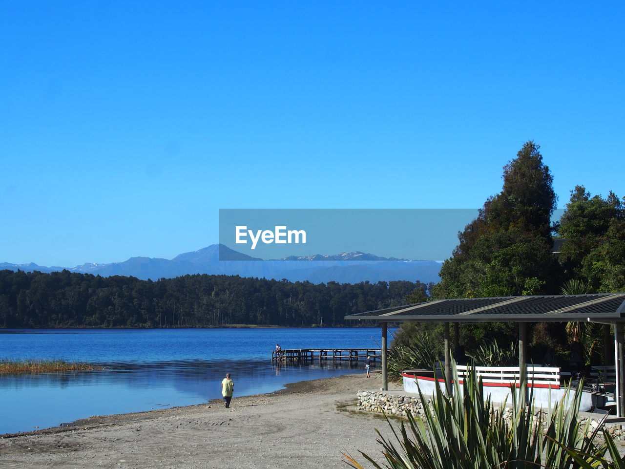 SCENIC VIEW OF LAKE BY MOUNTAINS AGAINST CLEAR BLUE SKY