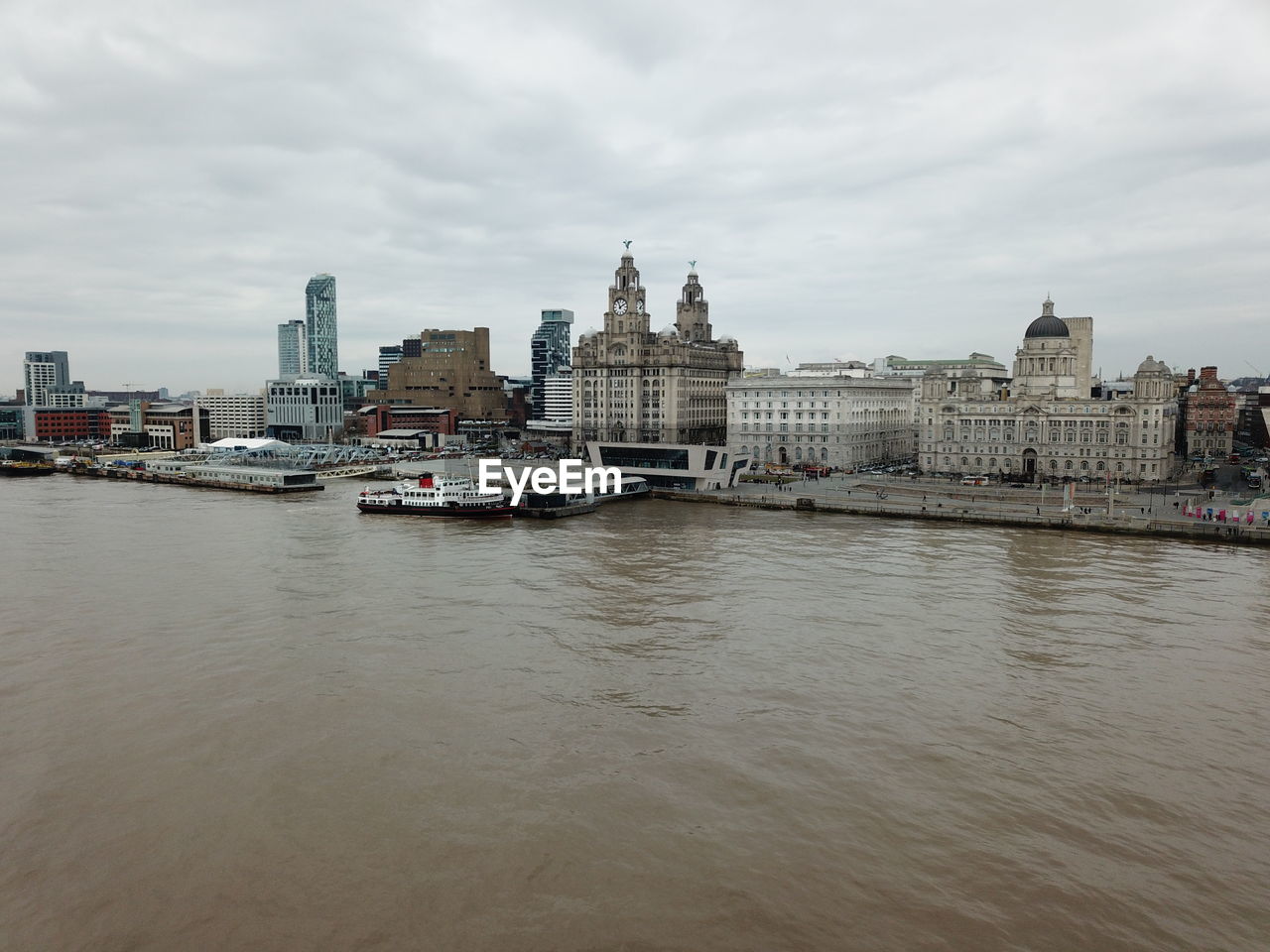 VIEW OF BUILDINGS IN CITY AT WATERFRONT