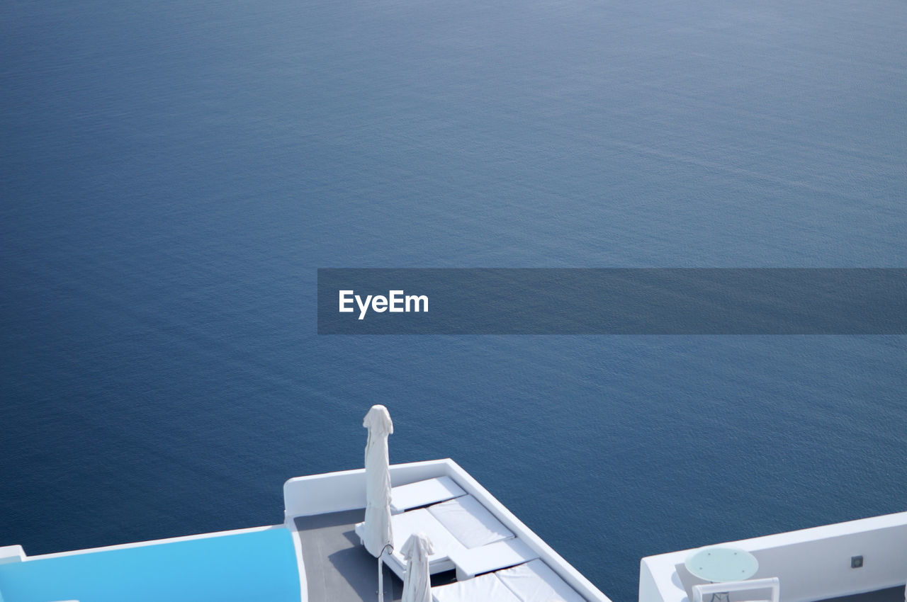 HIGH ANGLE VIEW OF WHITE SHIP ON SEA
