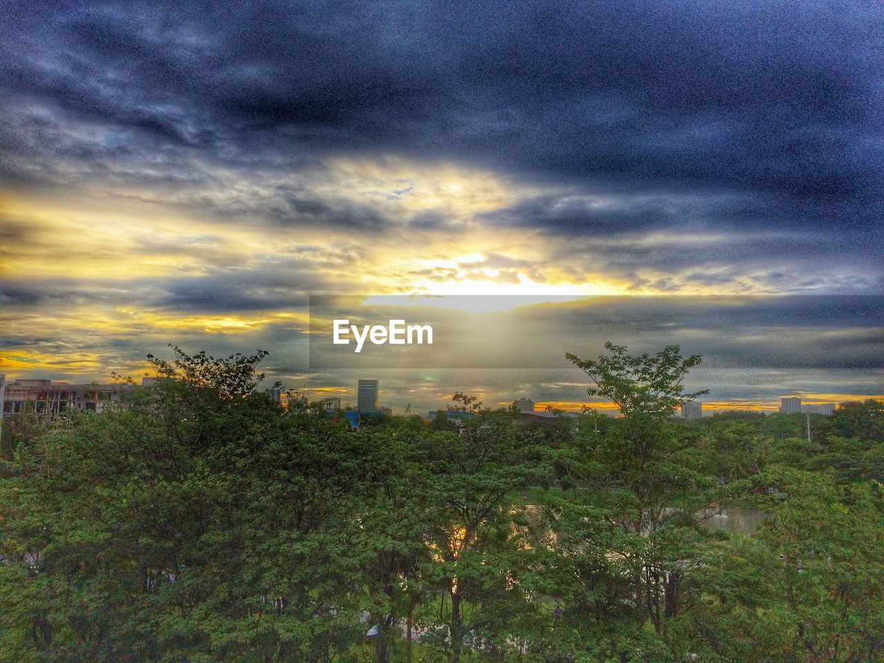 SCENIC VIEW OF LANDSCAPE AGAINST CLOUDY SKY AT SUNSET