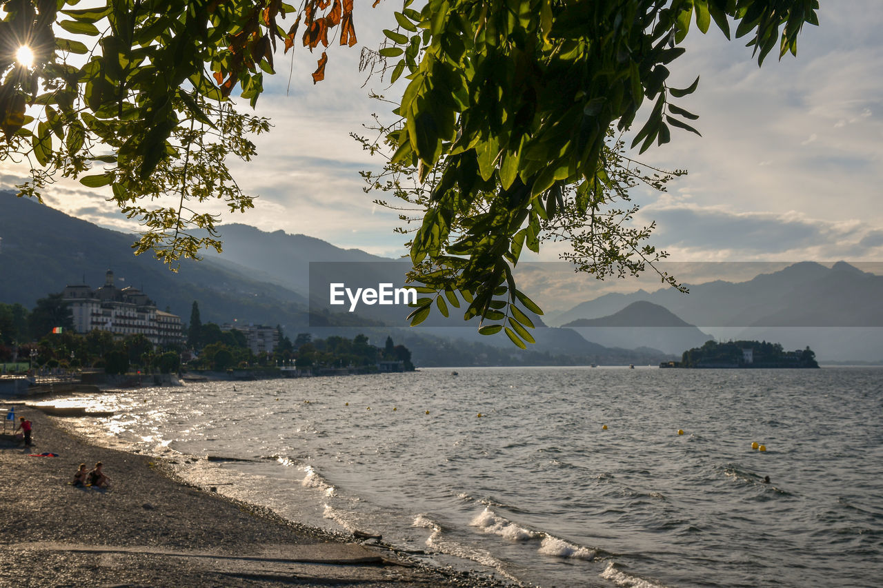 SCENIC VIEW OF SEA BY MOUNTAINS AGAINST SKY