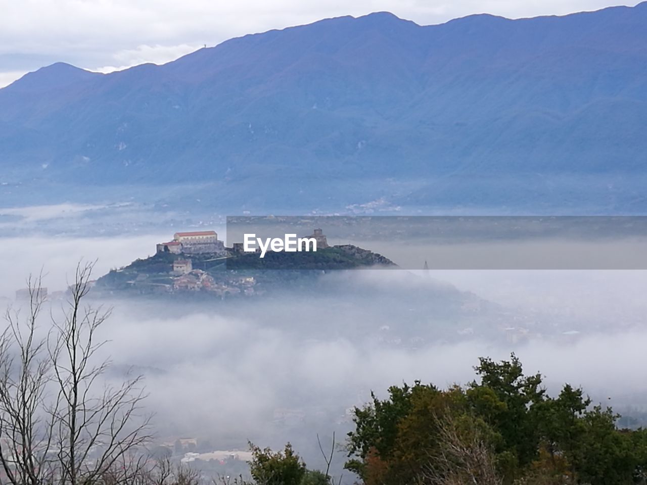 PANORAMIC VIEW OF SEA AND MOUNTAINS AGAINST SKY