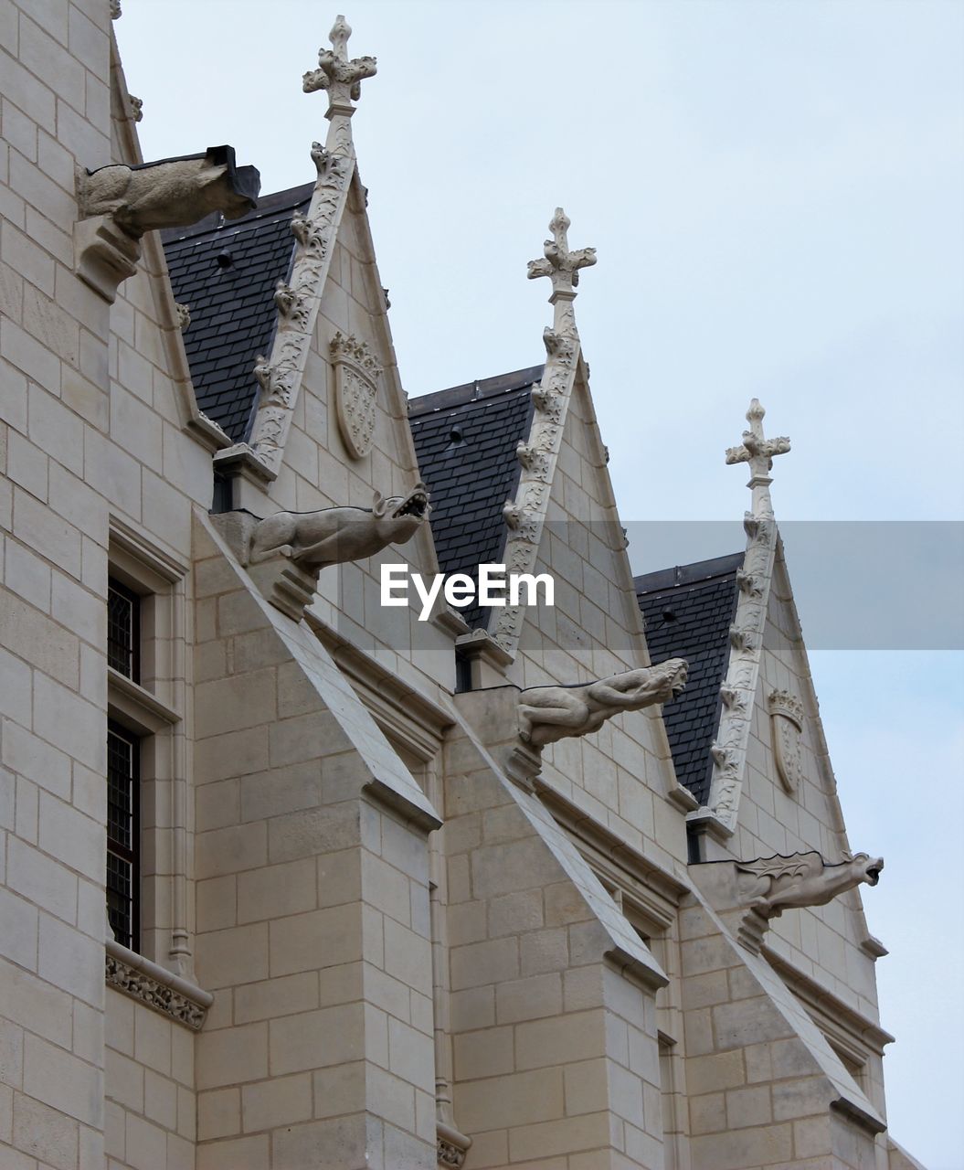 LOW ANGLE VIEW OF BUILT STRUCTURES AGAINST SKY