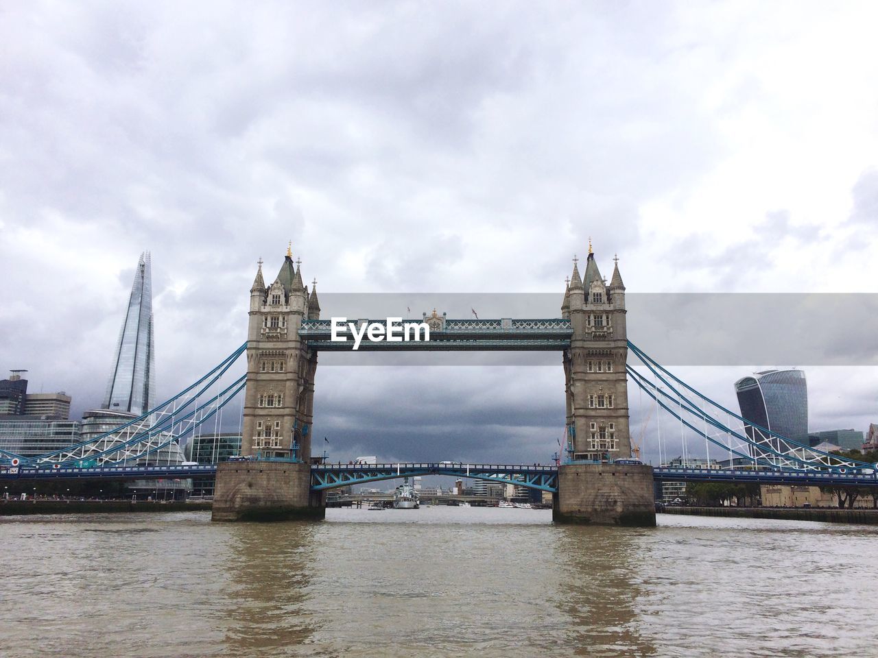 BRIDGE OVER THAMES RIVER