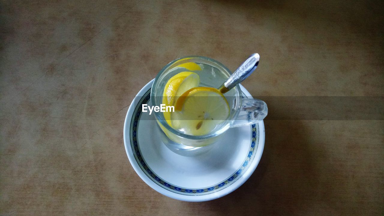 HIGH ANGLE VIEW OF CUP OF TEA ON TABLE