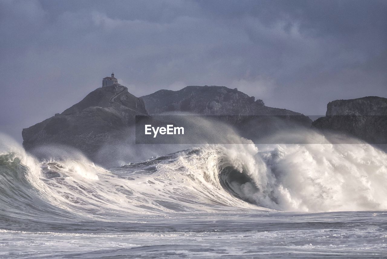 WAVES BREAKING AGAINST SEA