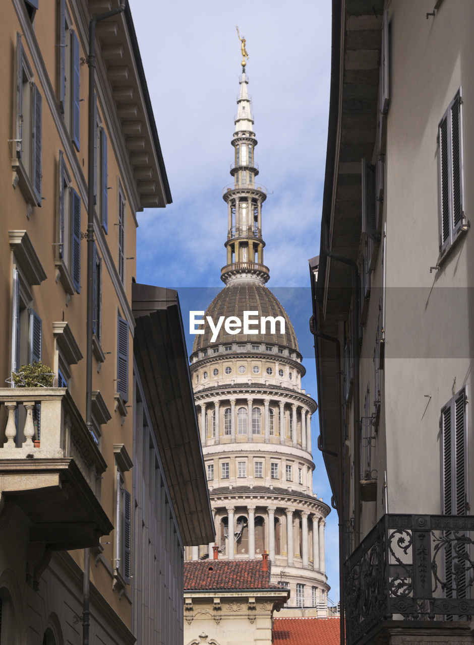 LOW ANGLE VIEW OF BUILDINGS IN CITY