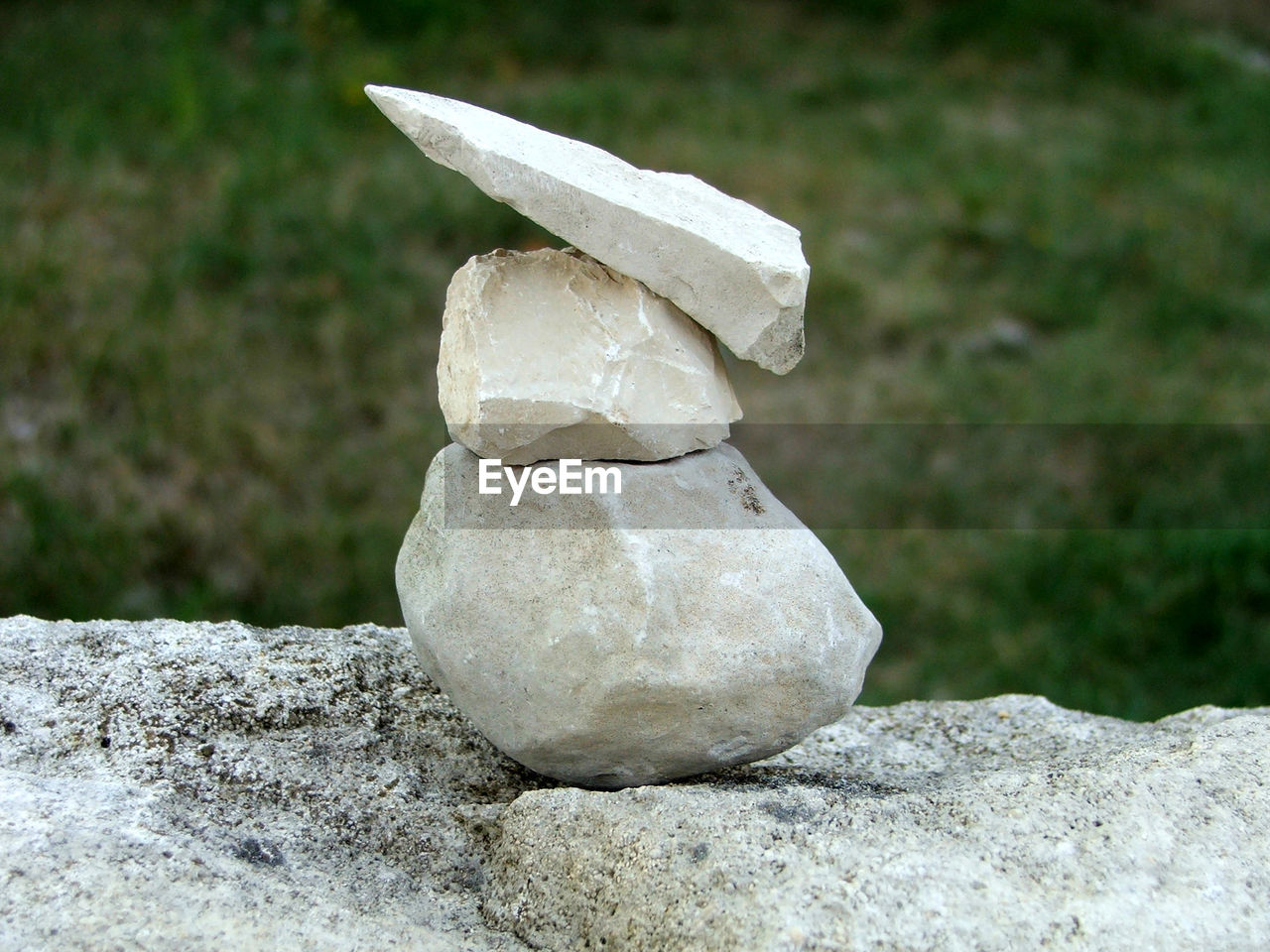 CLOSE-UP OF STONES AGAINST ROCK